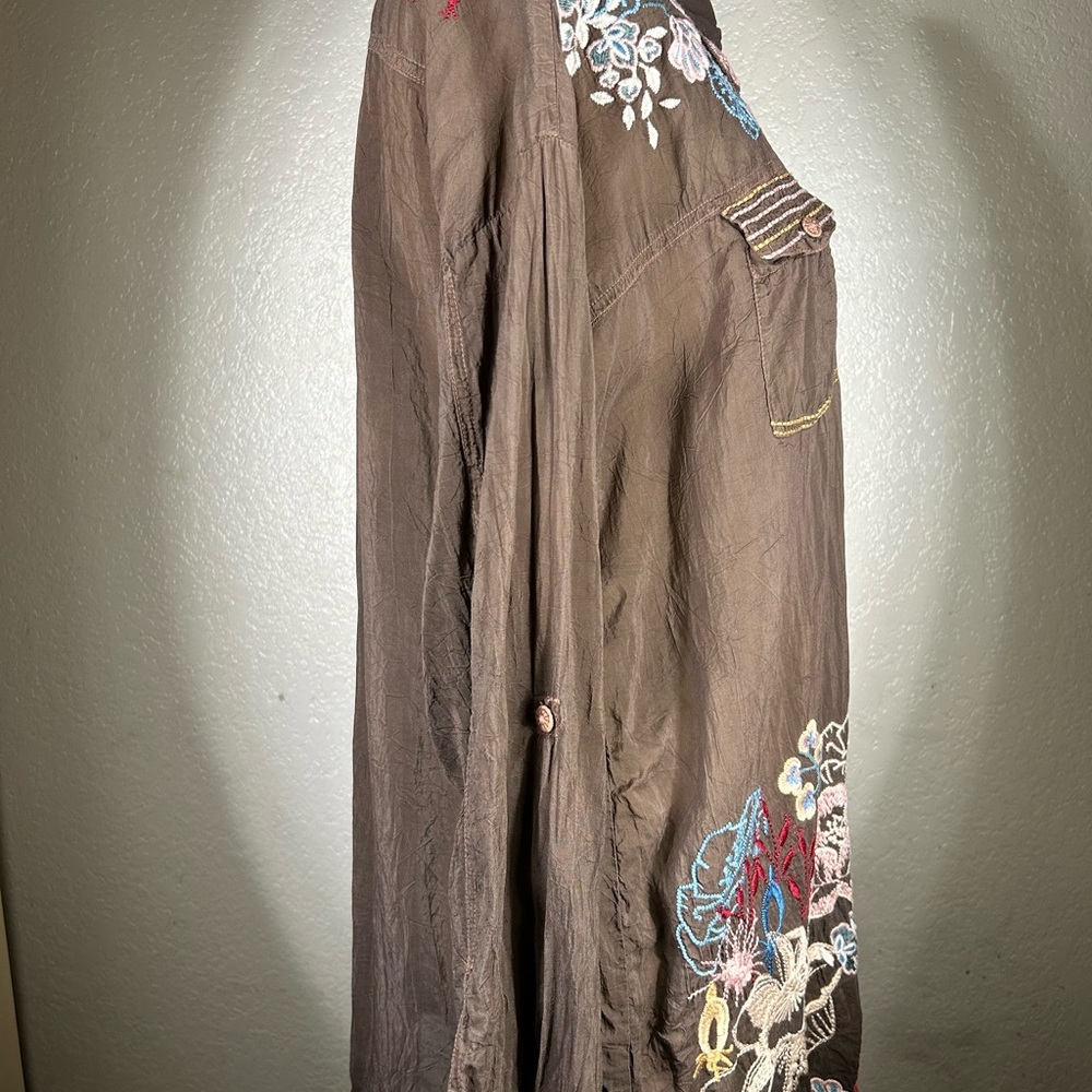 Johnny Was Audrey Oversized Cowgirl Button Up in Dusty Mocha Japanese Rayon NWT - Picture 4 of 13